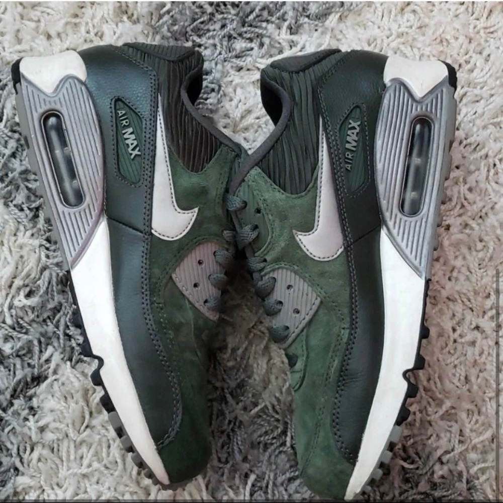 Suede green Nike AirMax shoes. Women’s size 8